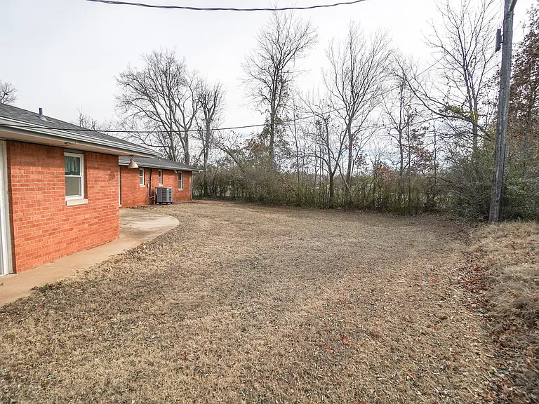 906 Carey Dr — Photo 16