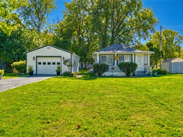 135 Doncaster Rd, Rochester, NY 14623