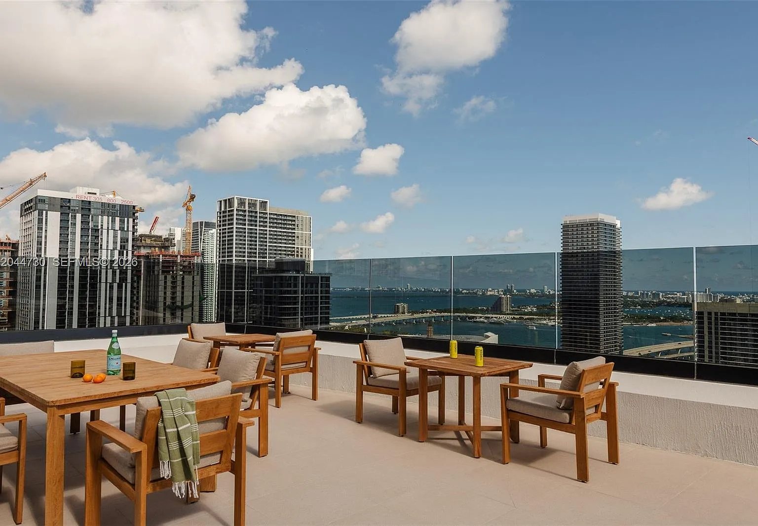 2 bed, 2.0 bath, 696 sqft, $5,000 — Photo 2