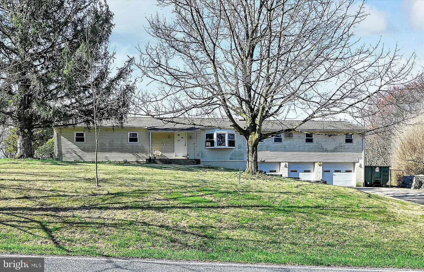 83 Silvertown Rd photo 1