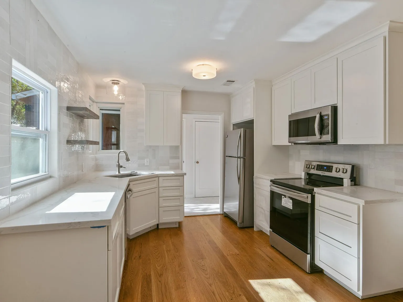 925 Hawthorn Dr — Photo 1