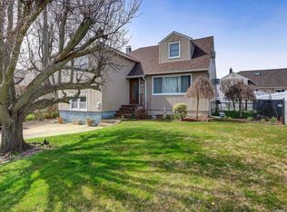 79 Jefferson Ave, Island Park, NY 11558