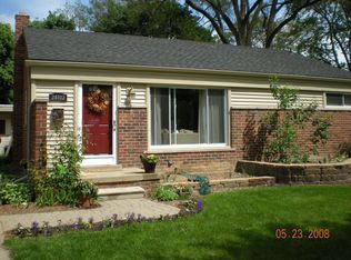 24102 Broadview Dr, Farmington, MI 48336