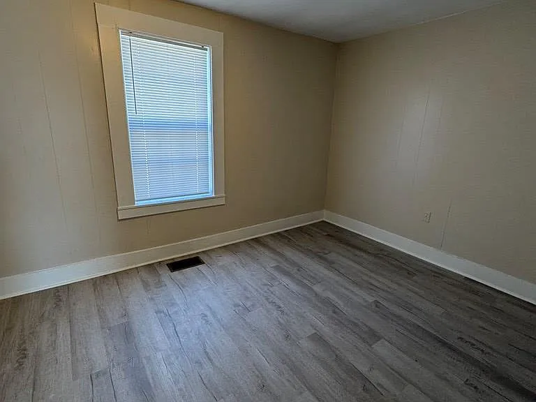 118 N Fowler Ave — Photo 6