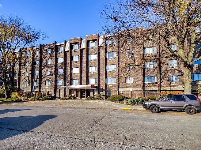 1st image of 4624 N Commons Dr Unit 109
