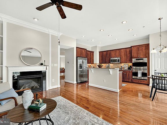 3rd image of 3534 Goddard Way