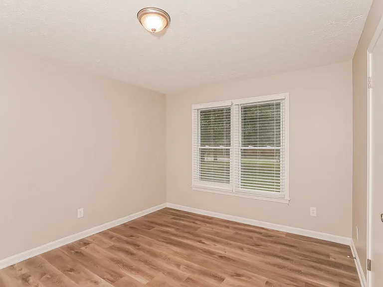 35 Riverside Ct — Photo 13