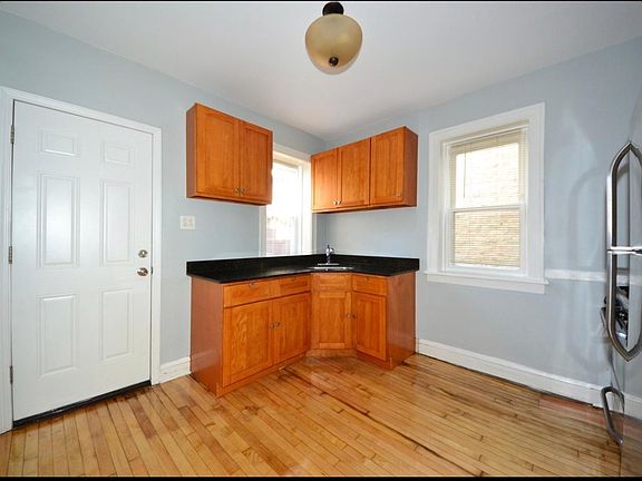 4th image of 470 W 28th Pl Unit 1