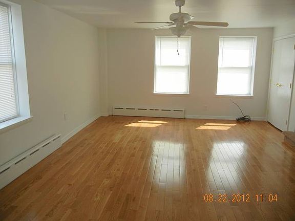 SPACIOUS LIVING RM