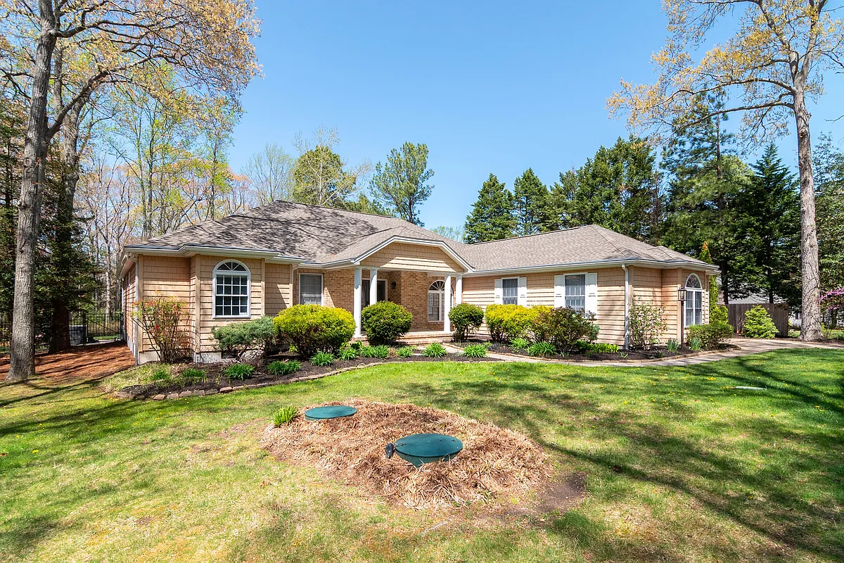 Building Photo - 15 Greystone Dr