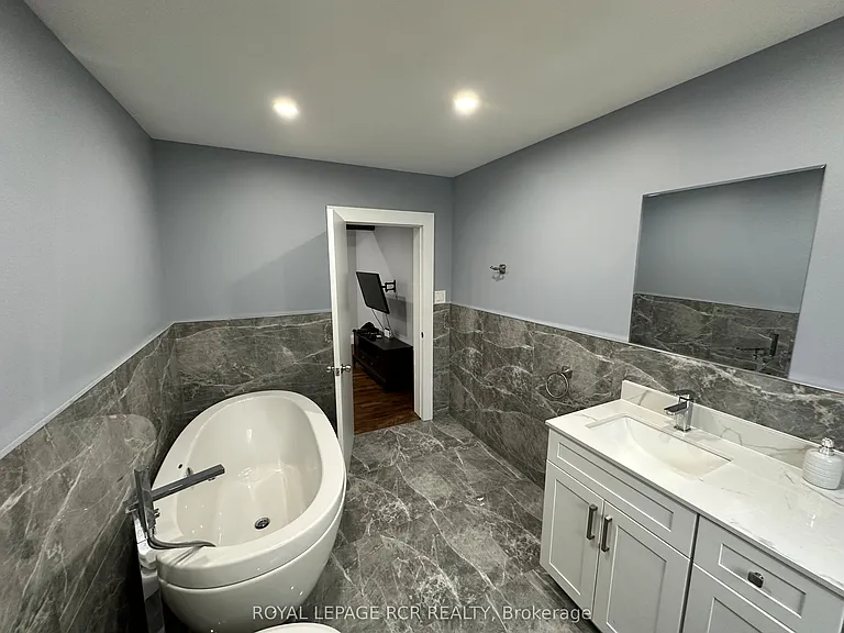 6222 Yonge St #2 — Photo 7