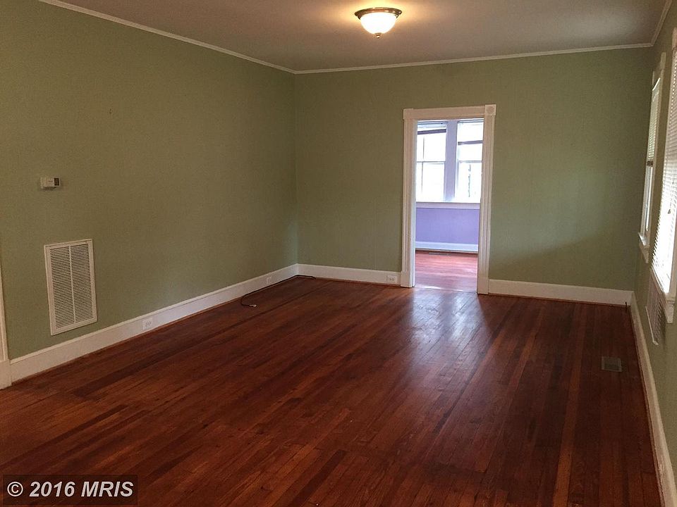 2nd image of 206 Royal St SE
