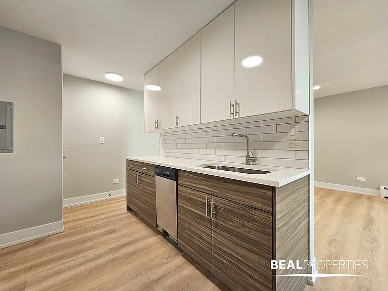 452 W Oakdale — Photo 59