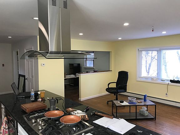 3rd image of 12 Nasturtium Ave