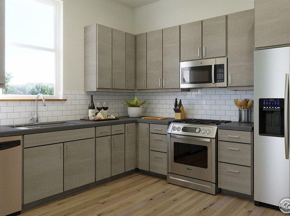 Upscale kitchen w gas stove and stainless appliances