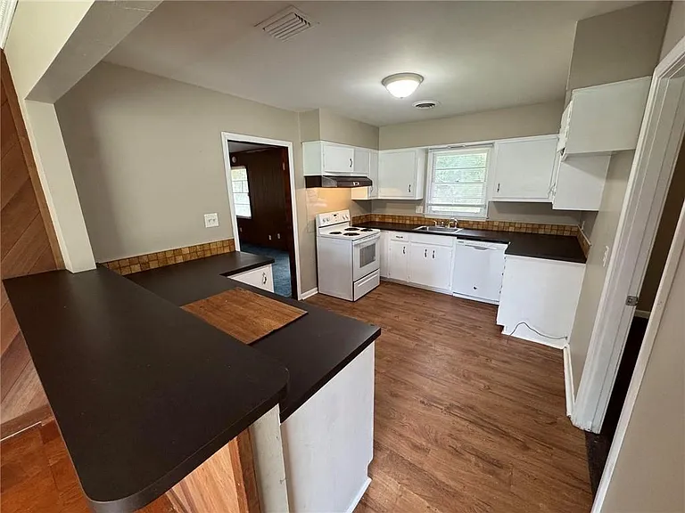 5855 Woodvale Dr — Photo 7