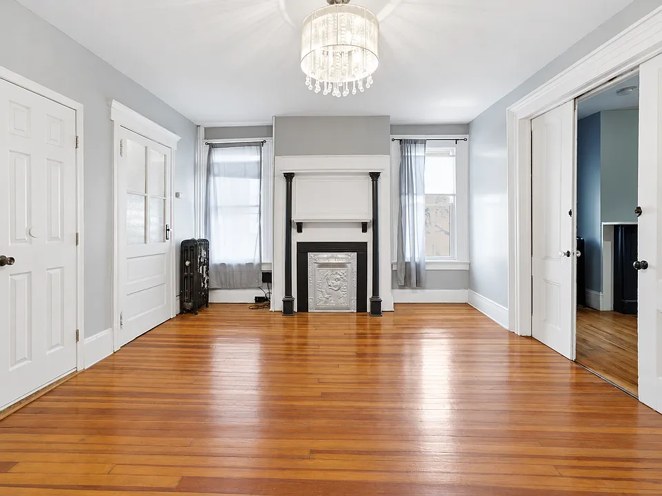77 Laidlaw Ave #1