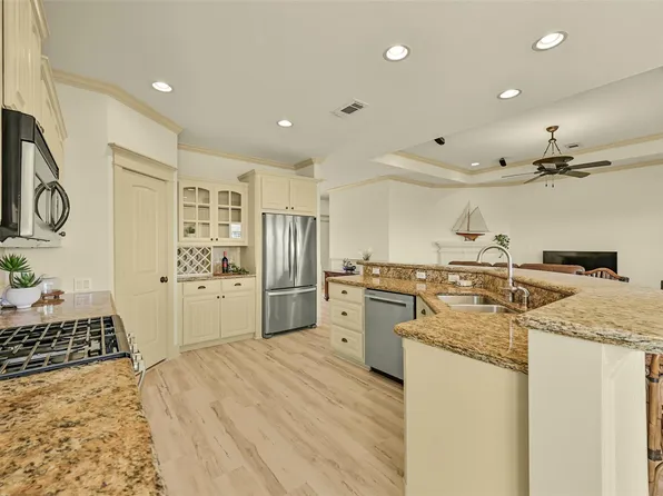 13610 Windlass Cir, Galveston, TX 77554