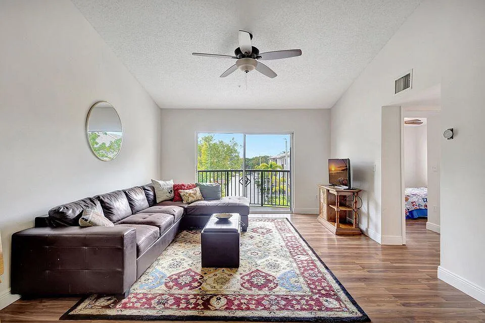 4 bed, 2.0 bath, 1401 sqft, $2,700 — Photo 2