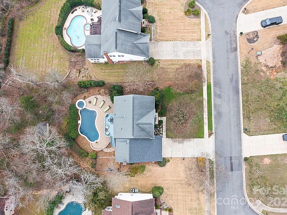 5th image of 215 Whitegrove Dr