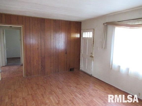 3rd image of 812 W Bartlett Ct