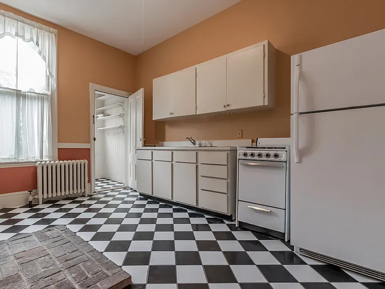 256 Vaughan St — Photo 14