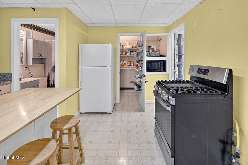 5th image of 86 Mann Avenue