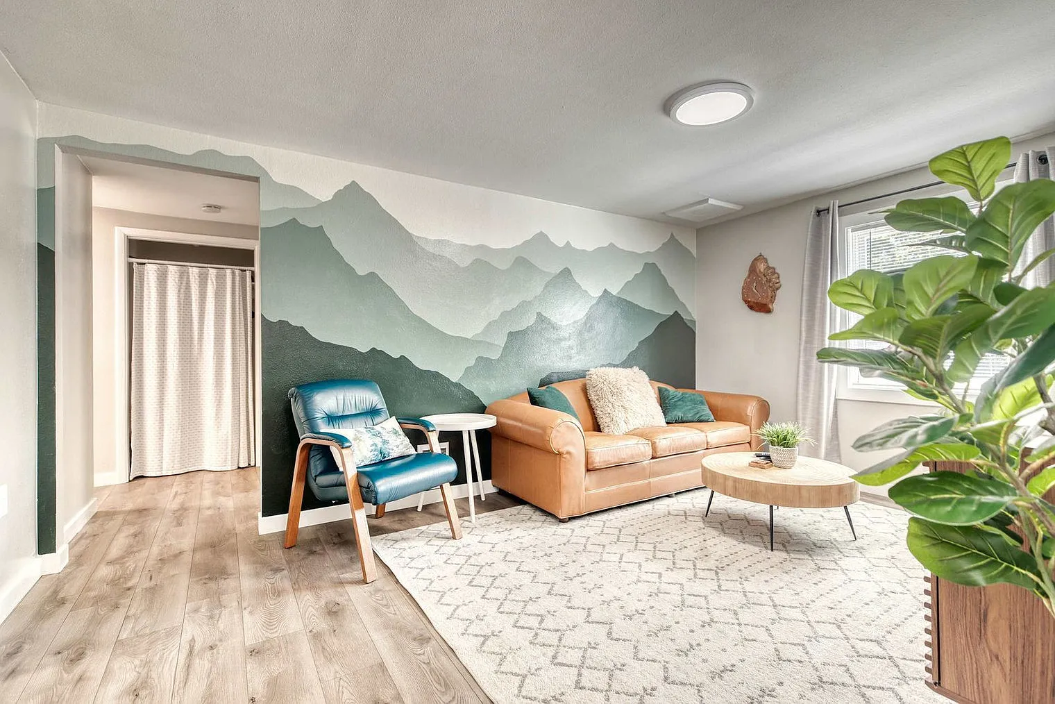 2 bed, 1.0 bath, 893 sqft, $2,409 — Photo 2