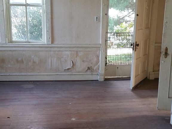 4th image of 123 NW Congress St