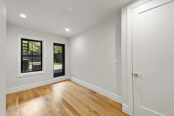 Rented by The Agency | media 22