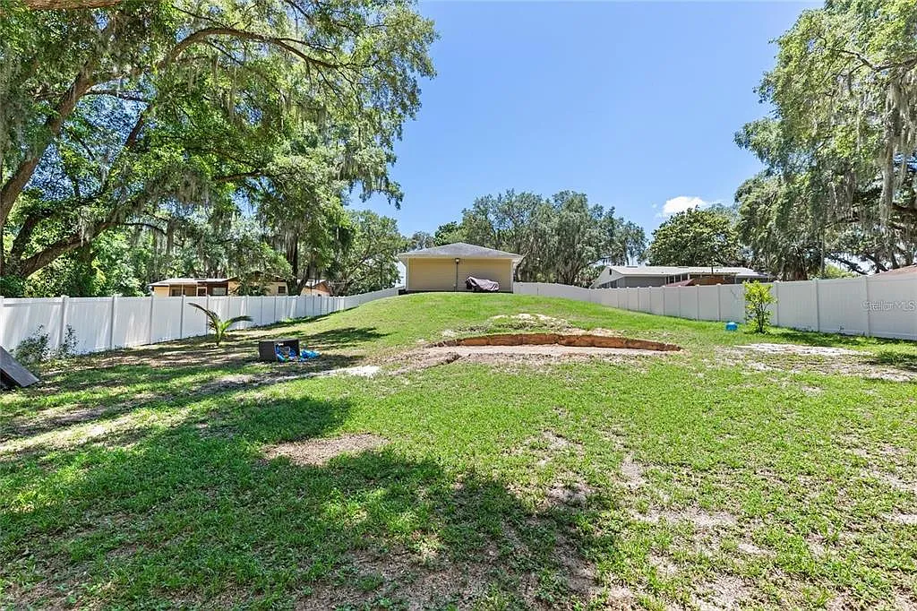 3 bed, 2.0 bath, 1270 sqft, $2,000 — Photo 2