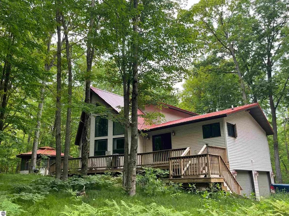 2429 Wolverine Ct, Farwell, MI 48622