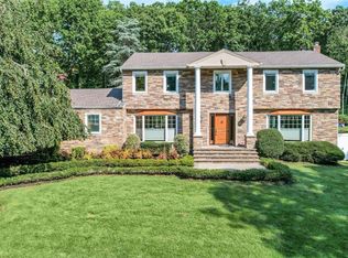 7 Memas Ct, Dix Hills, NY
