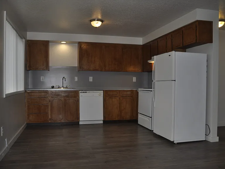 1322 N Holladay Dr — Photo 2