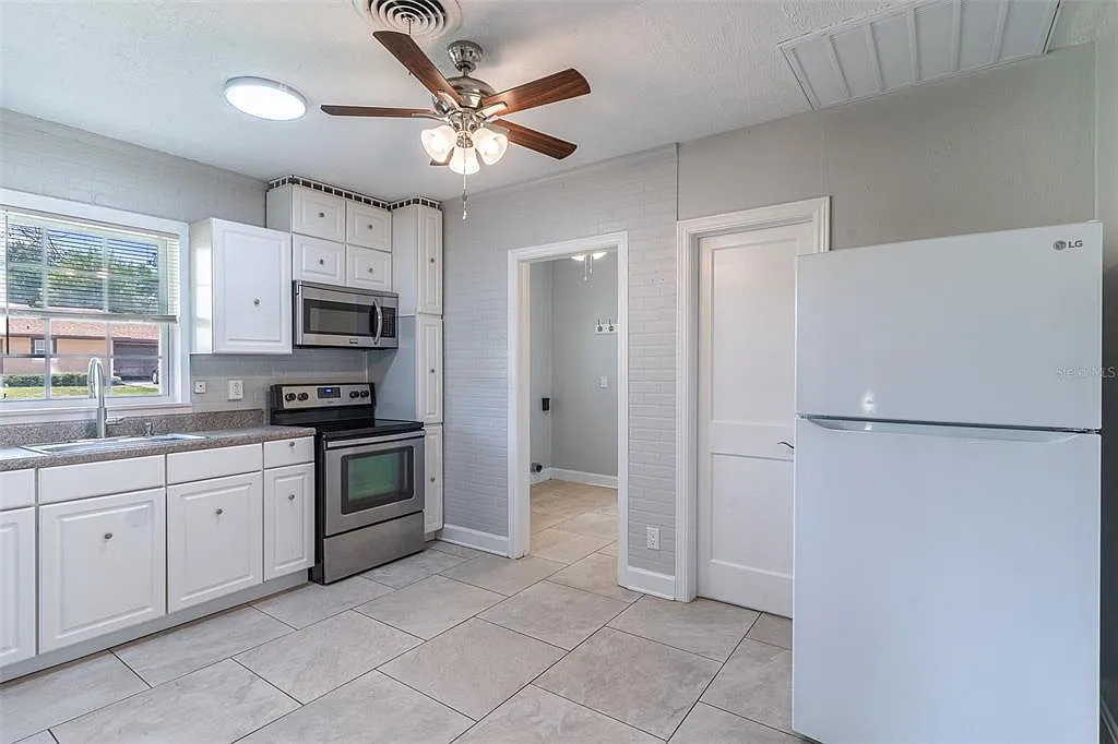 2 bed, 1.0 bath, 1140 sqft, $1,600 — Photo 2