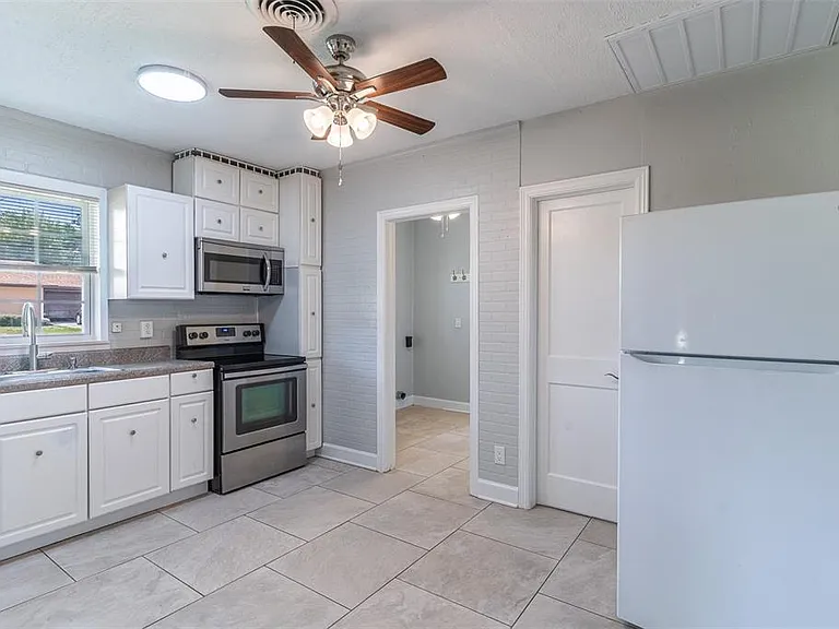 916 Cohassett Ave — Photo 2