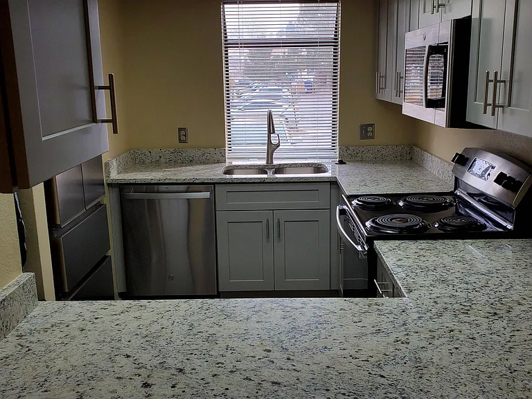 433 S Kittredge St #B — Photo 1