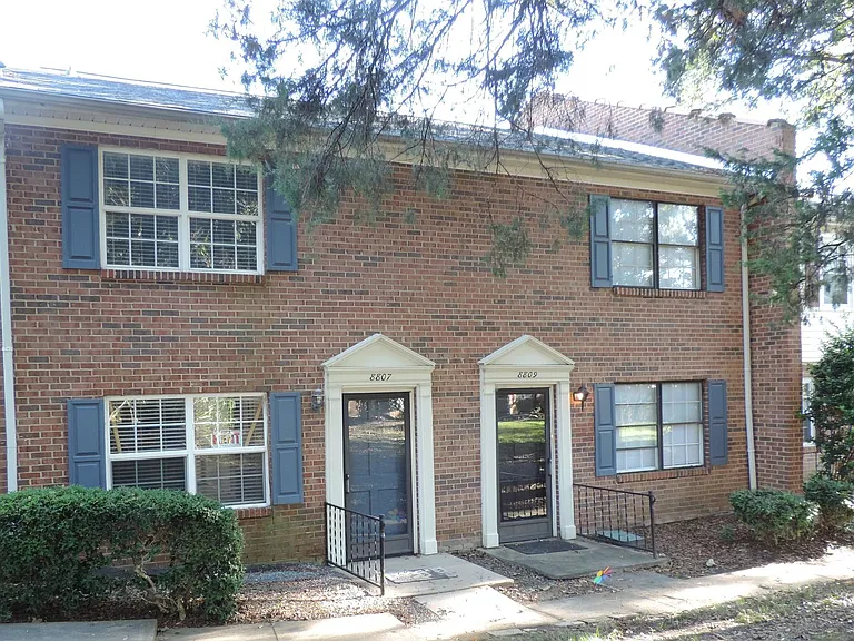 8807 Hunter Ridge Dr — Photo 1