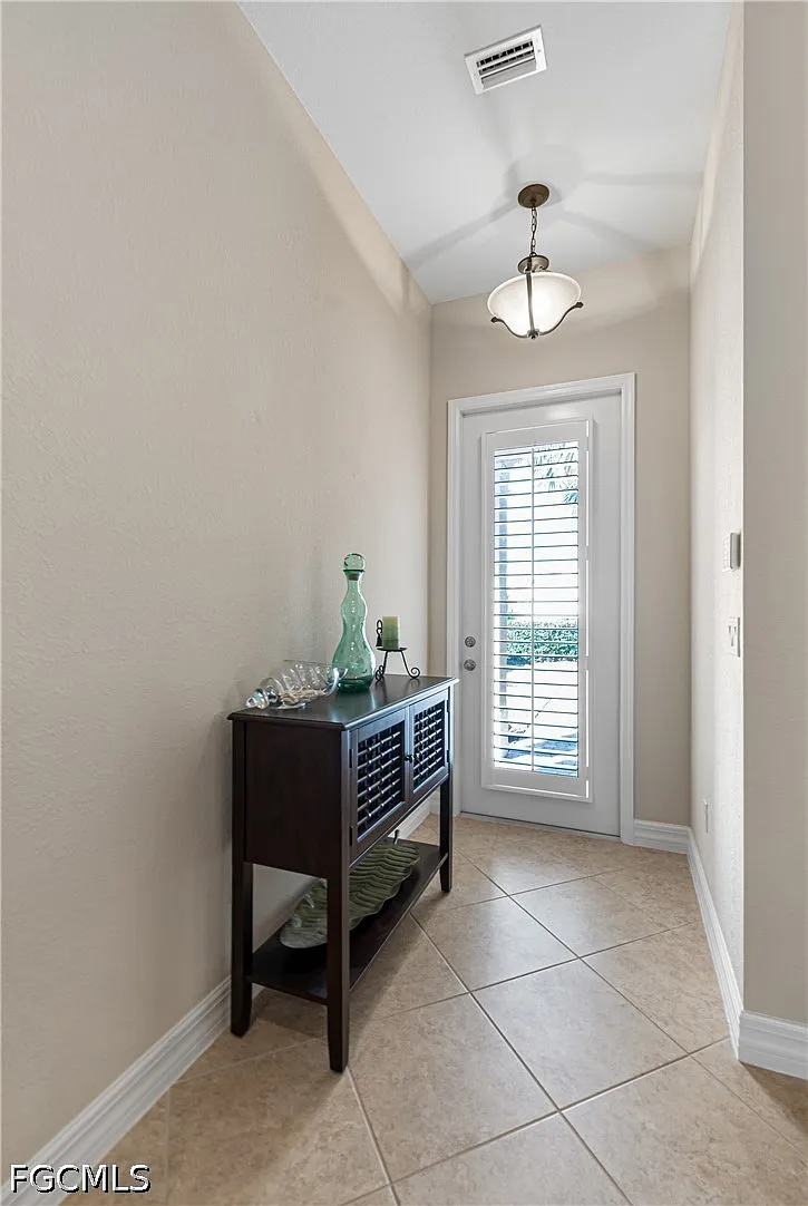 3 bed, 2.0 bath, 1290 sqft, $2,300 — Photo 4