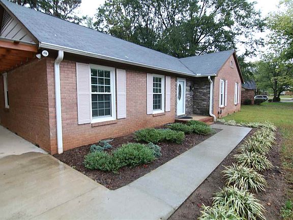 3rd image of 203 Seven Oaks Ln