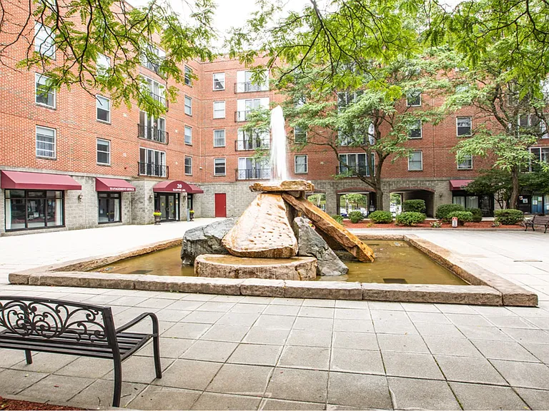 Hampton Court Apartments — Photo 12