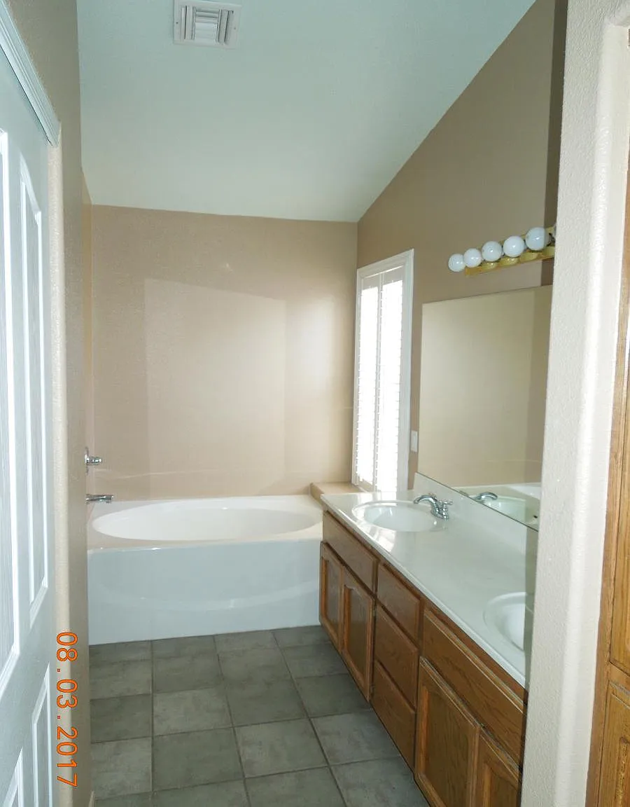 4 bed, 2238 sqft, $2,200 — Photo 2