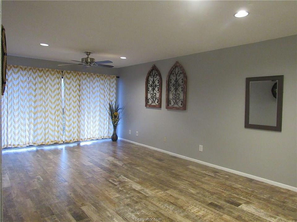 1st image of 12100 Melville Dr #908