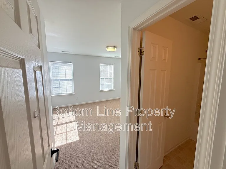 5703 Erin Dr — Photo 13