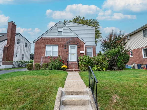 43 Orchid Lane, New Hyde Park, NY 11040