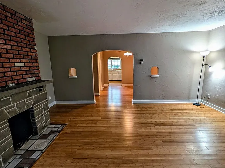229 W Sycamore St — Photo 2