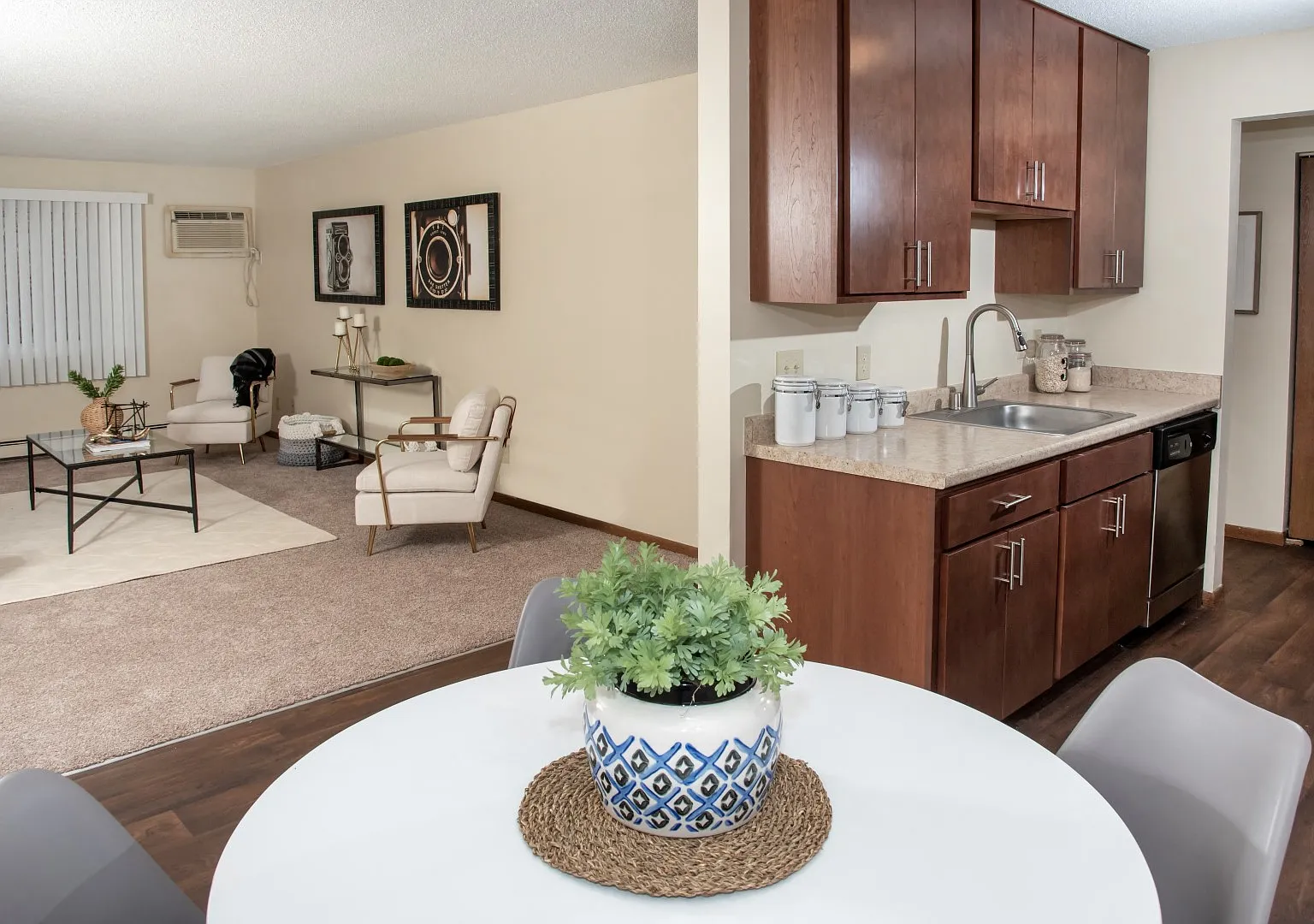 River 10 Apartments — Photo 1