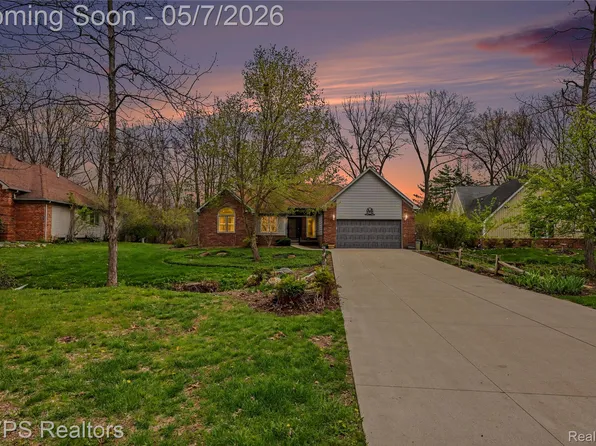936 Wildbrook Ln, Lake Orion, MI 48362