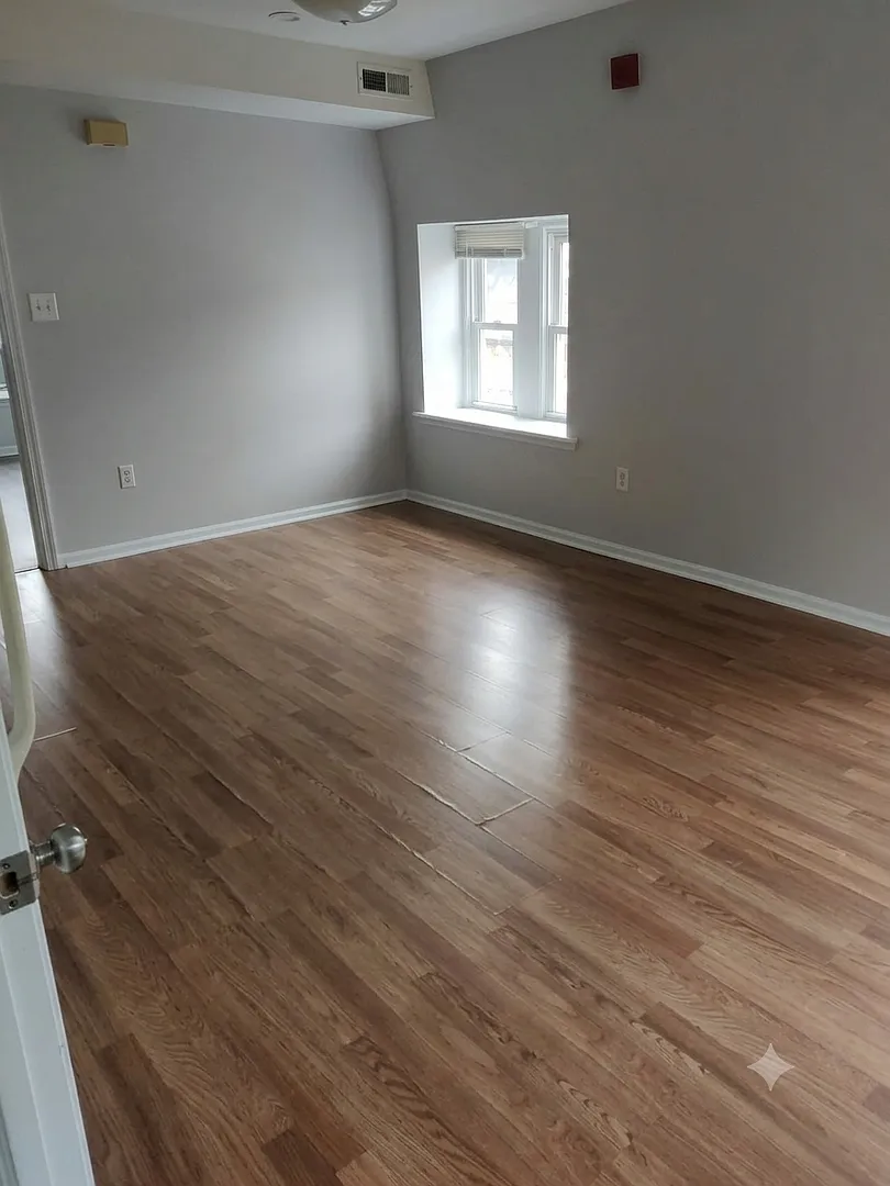 516 West Queen Lane — Photo 3