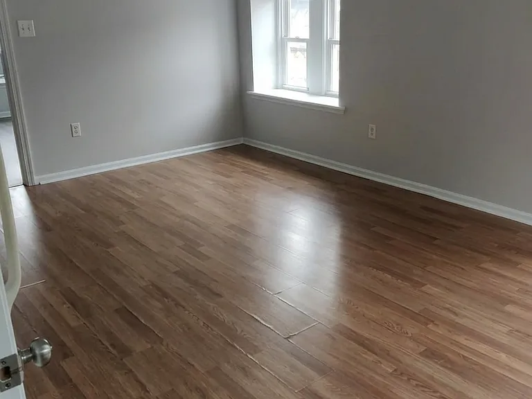 514 W Queen Ln — Photo 3